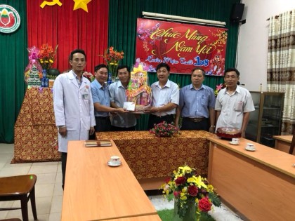 Lãnh đạo huyện Đăk Glong thăm, chúc Tết bệnh viện và bệnh nhân