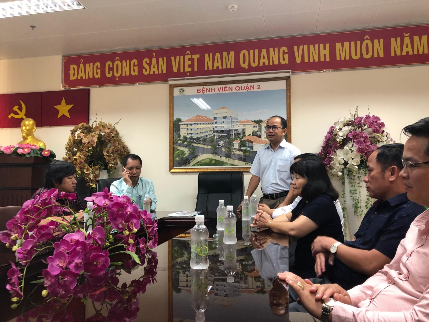 Đoàn công tác của Huyện uỷ Đăk Glong và Giám đốc Trung tâm Y tế huyện đã đến thăm, chúc Tết Đảng uỷ, Ban Giám đốc và cán bộ nhân viên Bệnh viện Quận 2-TP Hồ Chí Minh