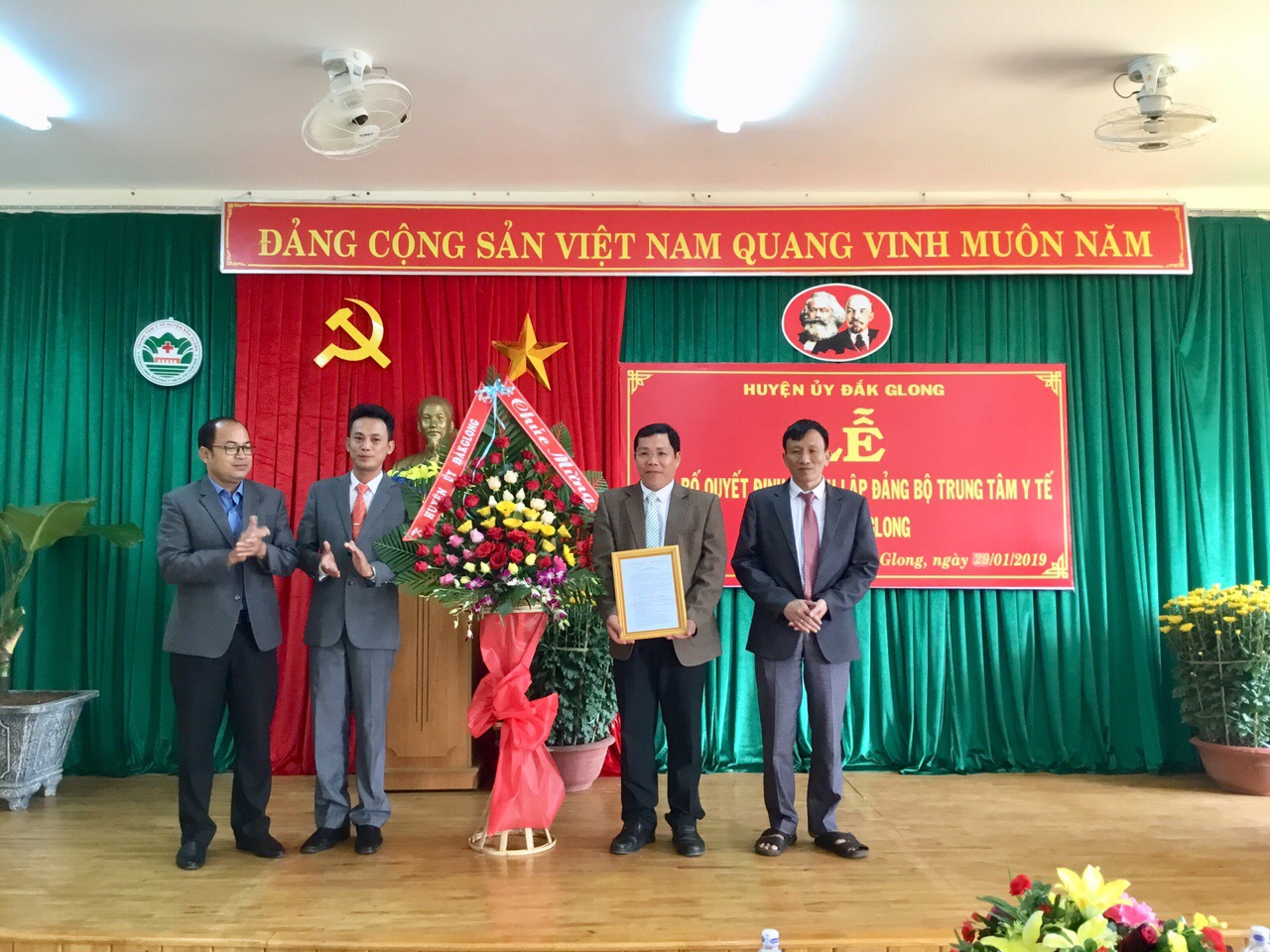 Lễ công bố quyết định thành lập Đảng bộ trung tâm y tế huyện Đăk Glong